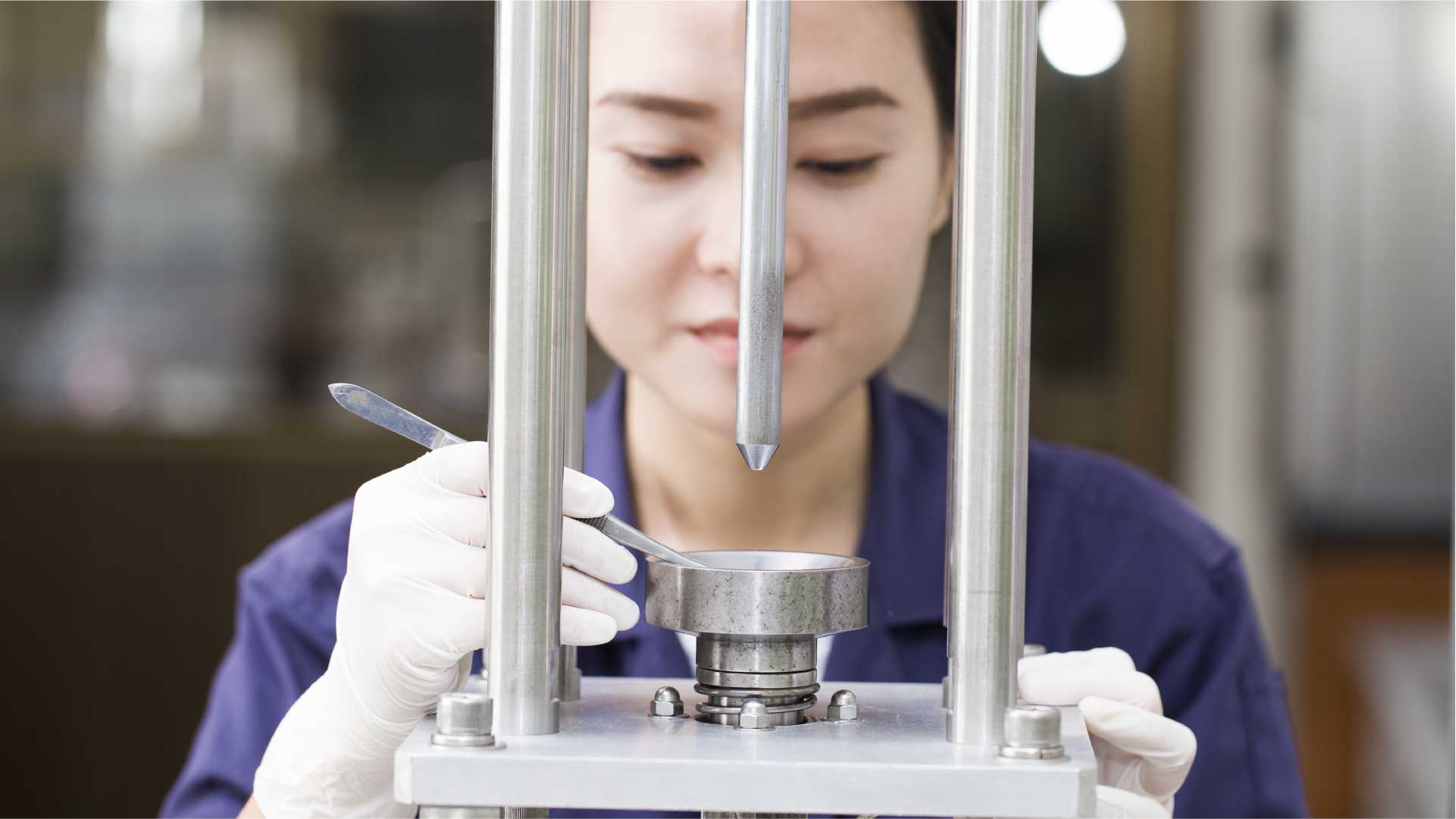 Linear actuators, linear guides, ball and roller screws for Testing